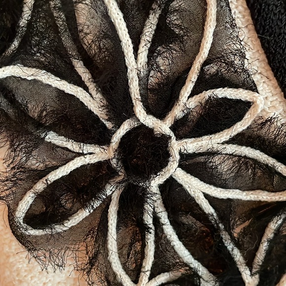 ST. JOHN Women’s Knit Cream Black Embroidered Trim Jacket Size 12 - Picture 6 of 16